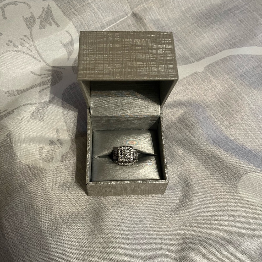 BEAUTIFUL ZALES WEDDING RING SET SIZE 5 - Picture 7 of 11